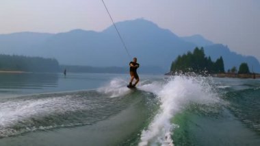 Genç adam wakeboarding nehre güneşli bir günde 4k 