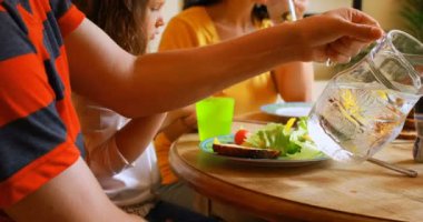 Kahvaltı ile kız evde mutfak 4 k anne.