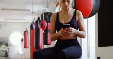 Cep telefonunuzun ve fitness stüdyosu 4 k genç kadın boksör