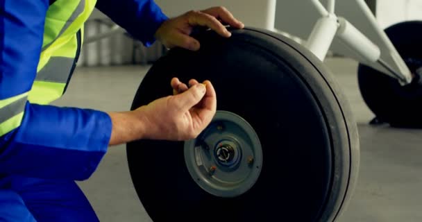 Engenheiro Reparando Roda Aeronaves Hangar Aeroespacial — Vídeo de Stock