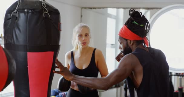 Тренер Мужчина Помогает Женщине Боксеру Фитнес Студии — стоковое видео