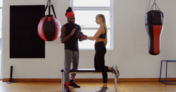 Manliga Tränare Utbildning Kvinnliga Boxare Fitnesstudion — Stockvideo