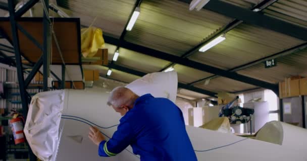 Ingenieur Markering Lijn Vliegtuig Onderdelen Tegen Lucht Ruimtevaart Hangar — Stockvideo