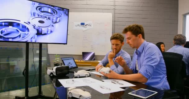 Επαγγελματικούς Συνεργάτες Συζητούν Πάνω Από Αυτοκίνητο Μοντέλο Στο Γραφείο — Αρχείο Βίντεο
