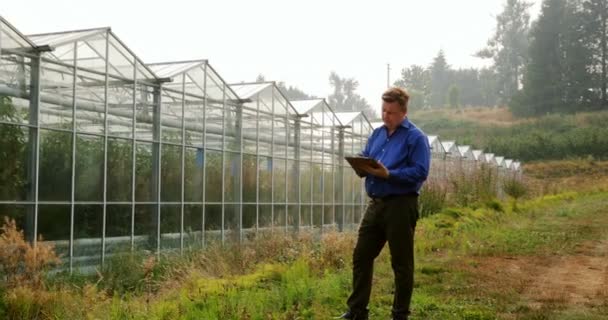 Hombre Escribiendo Portapapeles Campo — Vídeos de Stock