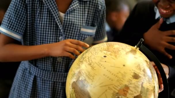 Ενότητα Μέσα Από Φορητούς Schoolkids Χρησιμοποιώντας Globe Στην Τάξη Στο — Αρχείο Βίντεο