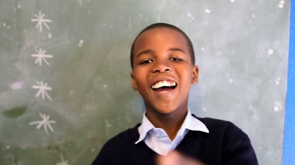 快乐的小学生在学校里看着照相机 — 图库视频影像