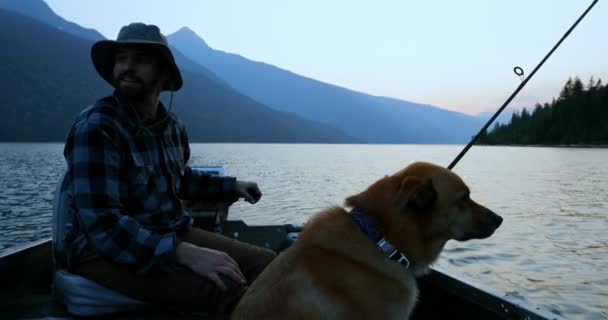 Fischer Mit Hund Boot Auf Dem Land — Stockvideo