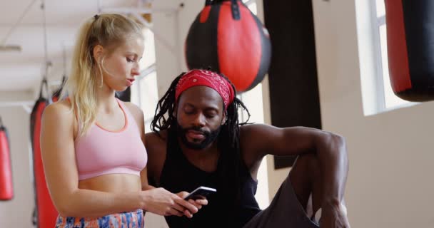 Entrenador Masculino Boxeador Femenino Usando Teléfono Móvil Gimnasio — Vídeos de Stock