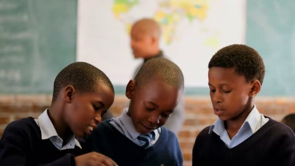 Φορητούς Schoolkids Χρησιμοποιώντας Globe Στην Τάξη Στο Σχολείο — Αρχείο Βίντεο