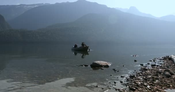 つの漁師の田舎 で川へ釣りに — ストック動画