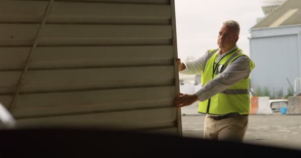 Ingeniero Masculino Cerrando Hangar Puerta — Vídeos de Stock