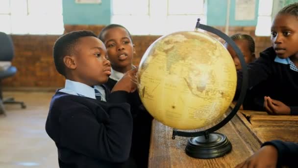 Schüler Benutzen Globus Klassenzimmer — Stockvideo