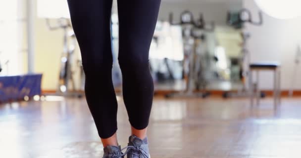 Boxer Féminin Faisant Exercice Avec Corde Sauter Dans Studio Fitness — Video