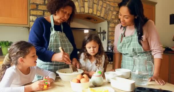 Αδέλφια Προετοιμασία Των Τροφίμων Την Οικογένεια Στην Κουζίνα Στο Σπίτι — Αρχείο Βίντεο