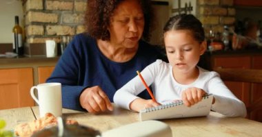 Büyükanne mutfakta çalışmalarda torunu ev 4 k yardım