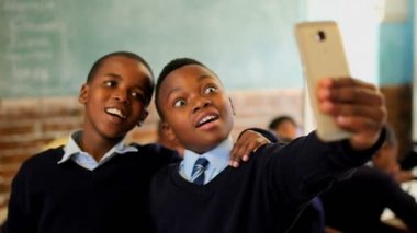 Okulda sınıfta selfie alarak öğrenciler 