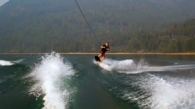 Genç adam wakeboarding nehre güneşli bir günde 4k 