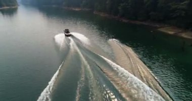 Adam wakeboarding Motorbot nehirde 4k ile havadan görünümü