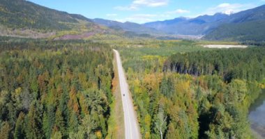 Kırsal yolda güneşli bir günde 4 k aracını