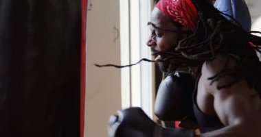 Erkek boxer boks fitness Studio 4 k pratik odaklı