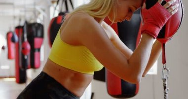 Genç kadın boksör boks fitness Studio 4 k ise yorgun