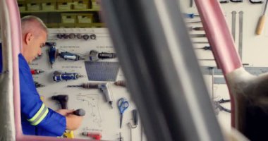 Erkek mühendisi uzay hangar 4 k araçları kontrol