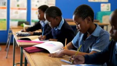 Okulda sınıfta okuyan Schoolkids 