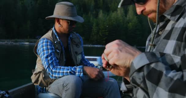 Deux Pêcheurs Préparent Pour Pêche Bateau Campagne — Video