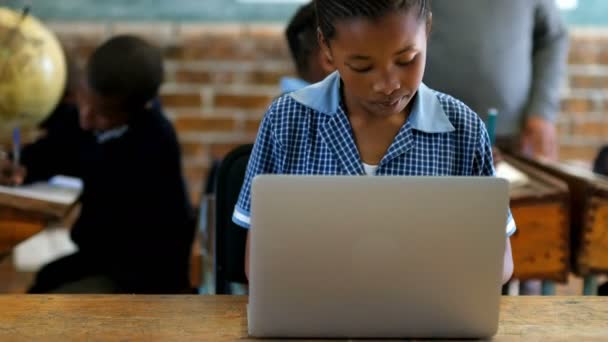 Schoolkid Med Laptop Klassrummet Skolan — Stockvideo