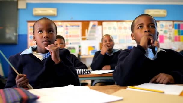 Schoolkids Studiuje Klasie Szkole — Wideo stockowe