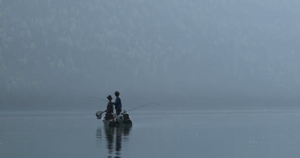 Двое Мужчин Рыбачили Реке Даче — стоковое видео