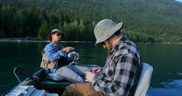 の田園地帯でボートでの釣りの準備 つの漁師 — ストック動画