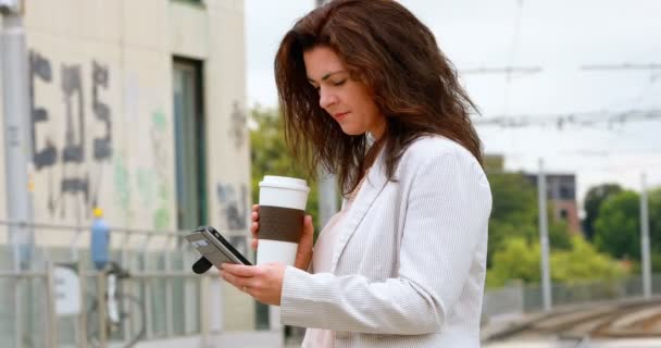 Hermosa Mujer Usando Teléfono Móvil Estación Tren — Vídeos de Stock