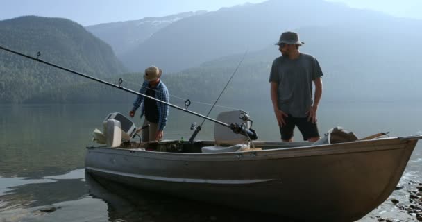 Δύο Ψαράδες Προετοιμασία Για Ψάρεμα Ποτάμι Ύπαιθρο — Αρχείο Βίντεο