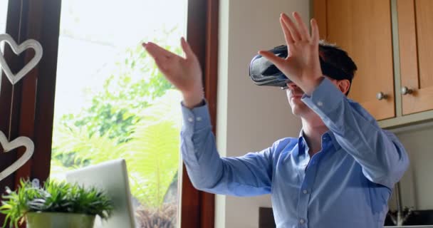 Мужчина Использует Гарнитуру Виртуальной Реальности Кухне Дома — стоковое видео