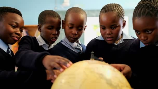 Crianças Idade Escolar Usando Globo Sala Aula Escola — Vídeo de Stock