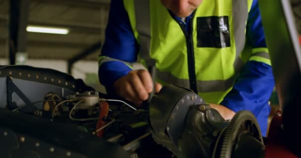 Engenheiro Masculino Reparando Motor Aeronave Hangar — Vídeo de Stock