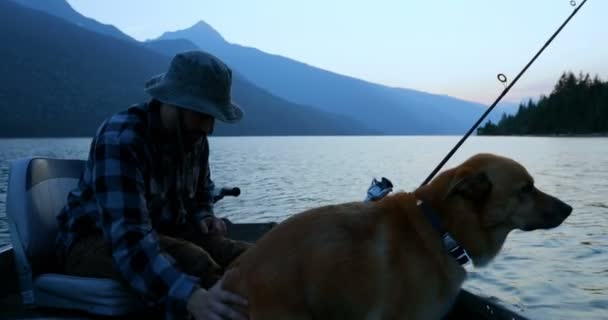 Pescador Pescando Con Perro Río Campo — Vídeo de stock