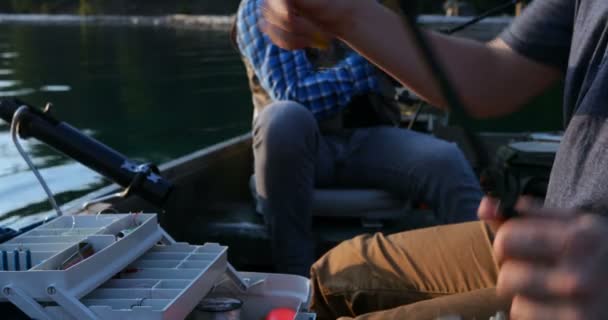两名渔民在4K 农村的河里捕鱼 — 图库视频影像