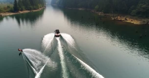 川でのモーター ボートの男ウェイク ボードの空撮 — ストック動画