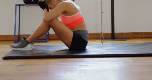 Vista Lateral Del Boxeador Femenino Relajándose Gimnasio — Vídeos de Stock