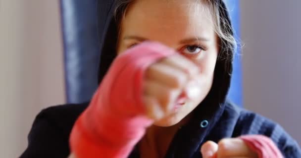 若い女性ボクサーでフィットネス スタジオ でボクシングを練習して — ストック動画
