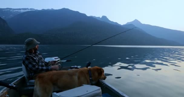 Рыбак Рыбалка Собакой Реке Сельской Местности — стоковое видео