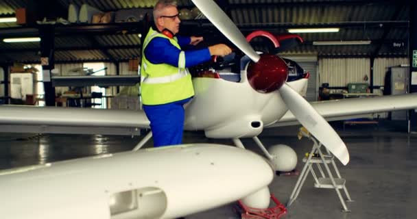 Mężczyzna Inżynier Ustalające Samolotu Hangarze — Wideo stockowe