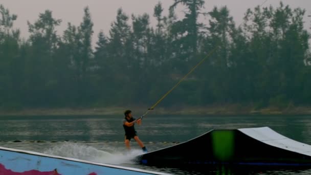 Giovane Wakeboarding Nel Fiume Una Giornata Sole — Video Stock