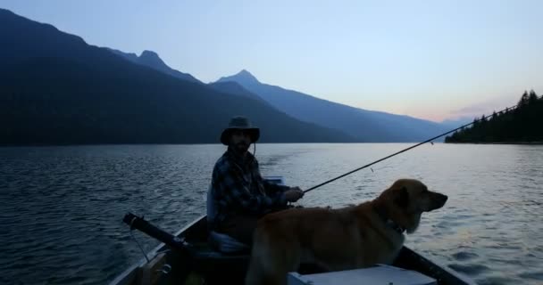 Pescador Pescando Con Perro Río Campo — Vídeos de Stock