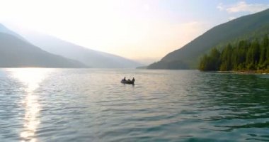 Nehirde 4 k teknede Balık tutma turist yüksek açılı görünüş