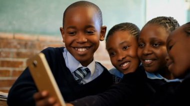 Okulda sınıfta Schoolkids alarak selfie 