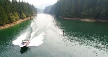 Adam wakeboarding Motorbot nehirde 4k ile havadan görünümü